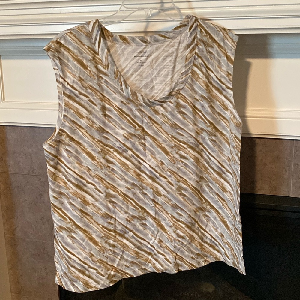 NWOT. Women’s Banana Republic Factory Sleeveless Malibu Tee. XL.